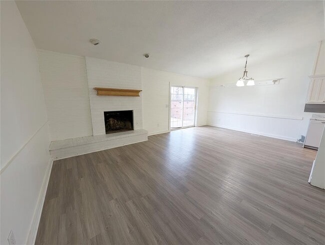 Building Photo - 3301 Oakbrook Dr