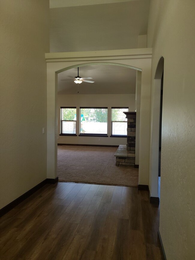 Building Photo - Beautiful Custom 3 bedroom 2 bath Home for...