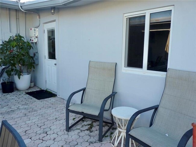 Building Photo - 1433 SE 5th Ct