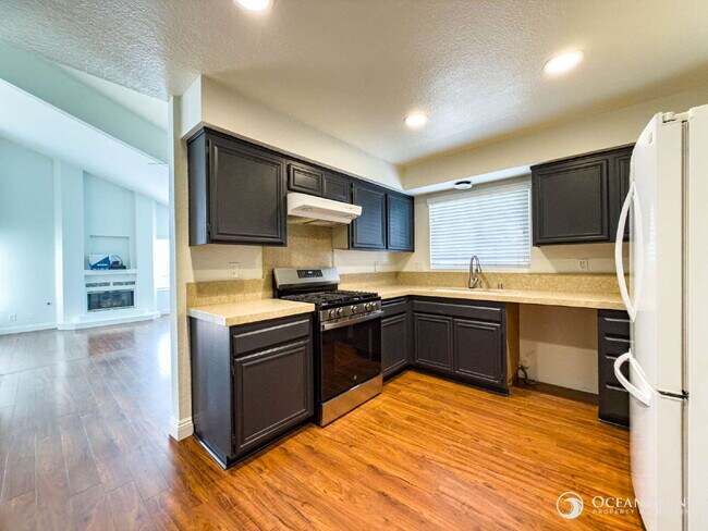 Building Photo - Spacious 2BD/2BA Condo in Camarillo!
