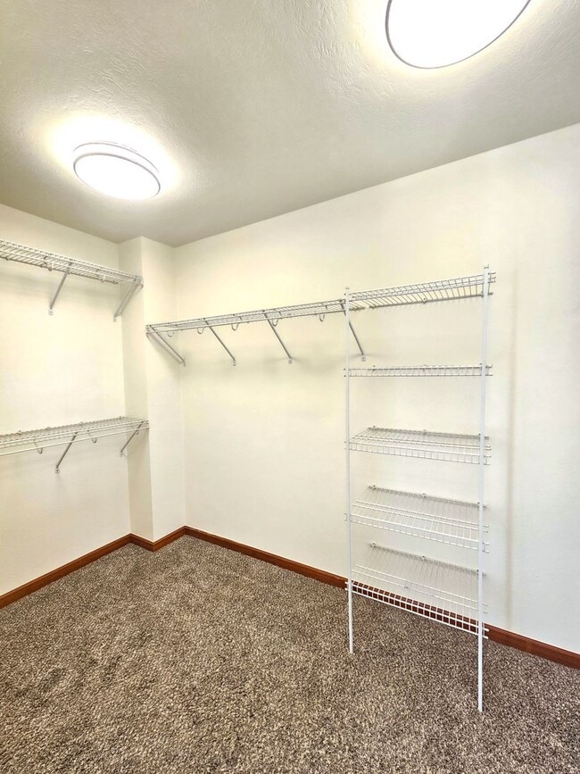 Building Photo - $2,200 -  3 Bed / 2.5 Bath Beautiful Spokane Valley House