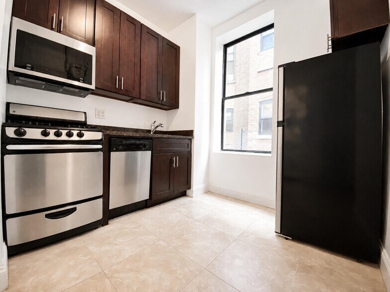Building Photo - 529 W 151st St