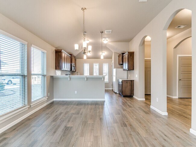 Building Photo - 3 bedroom, 2 bathroom, 2 car garage