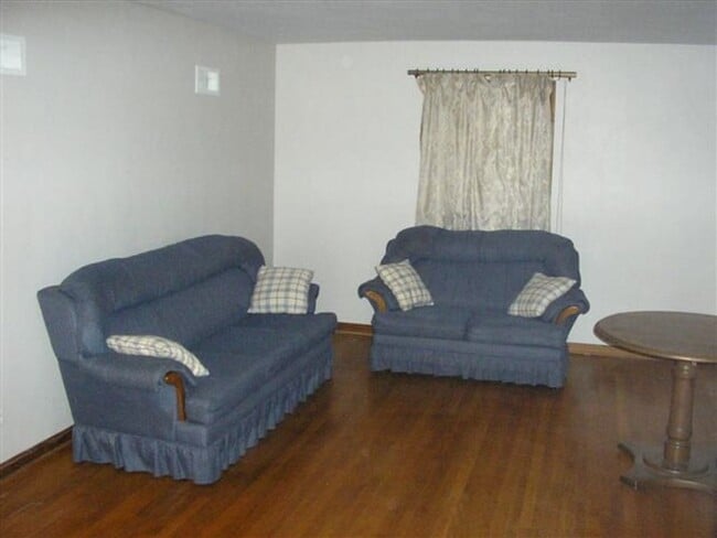 Building Photo - 1 bed 1 bath, 844 square foot home located...