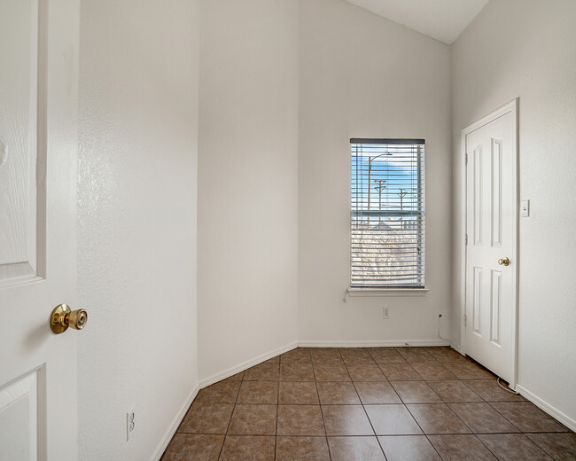 Building Photo - Mission Valley 3 Bedroom 1 Bath