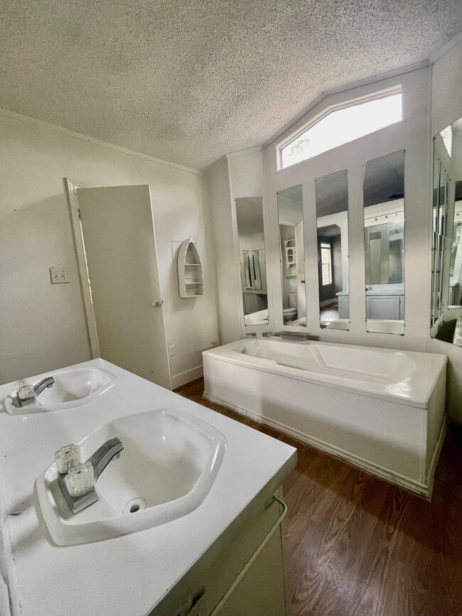 Building Photo - 23349 Hedge Ln