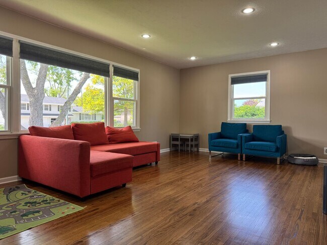 Building Photo - Stunning 4 Bed, 3 Bath Home with Backyard ...
