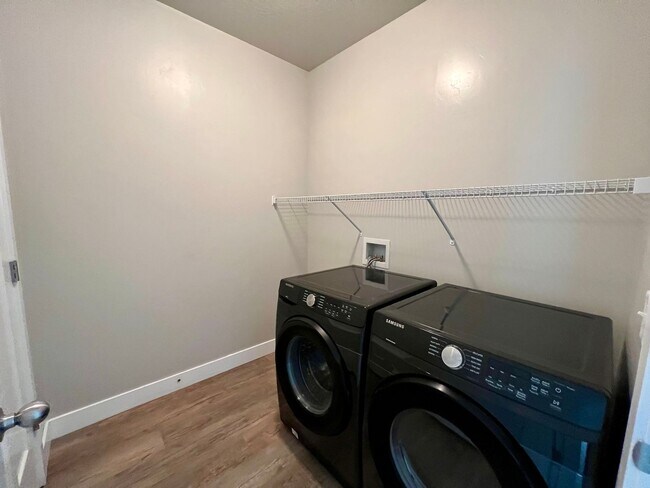 Building Photo - Lovely Top Level Condo For Rent