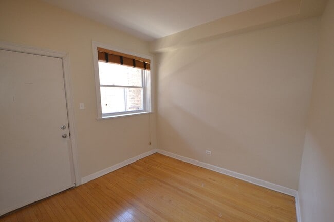 Building Photo - 879 W Cornelia Ave