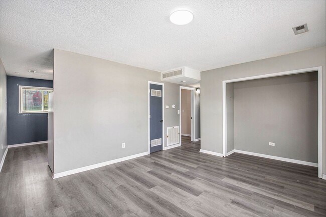 Building Photo - Beautiful 2BR/1BA Duplex in Independence!