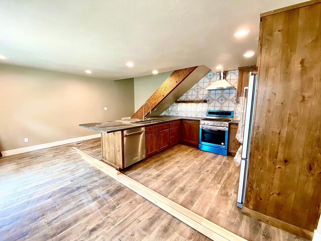 Building Photo - 13THTOWNHOME