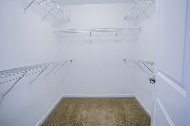 Building Photo - Move-in ready Townhome in Wenworth Green C...