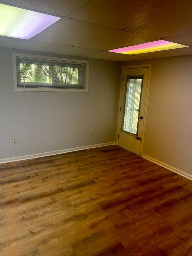 Building Photo - Spacious 4br Rockville Rental