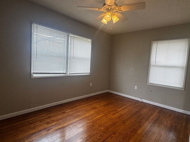 Building Photo - 2330 NW 35th- AVAILABLE NOW!