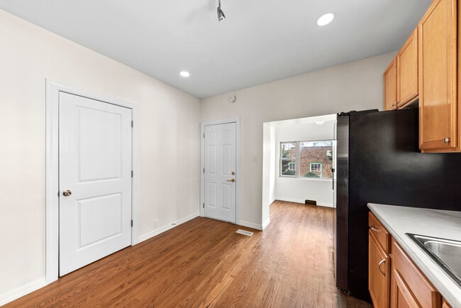 Building Photo - 2630 N Hamlin Ave