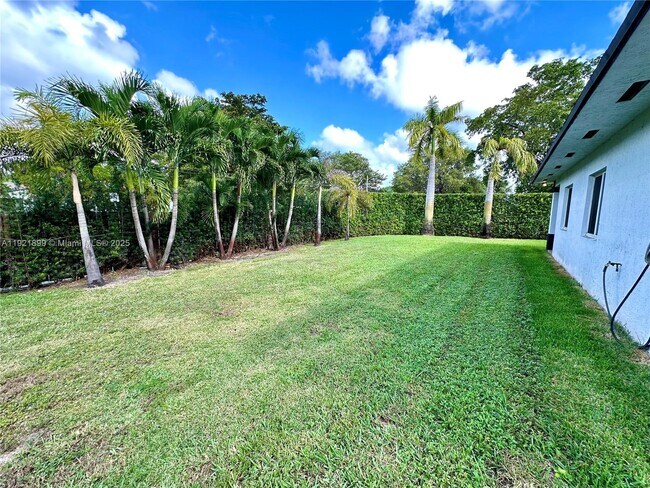 Building Photo - 14890 NE 10th Ave