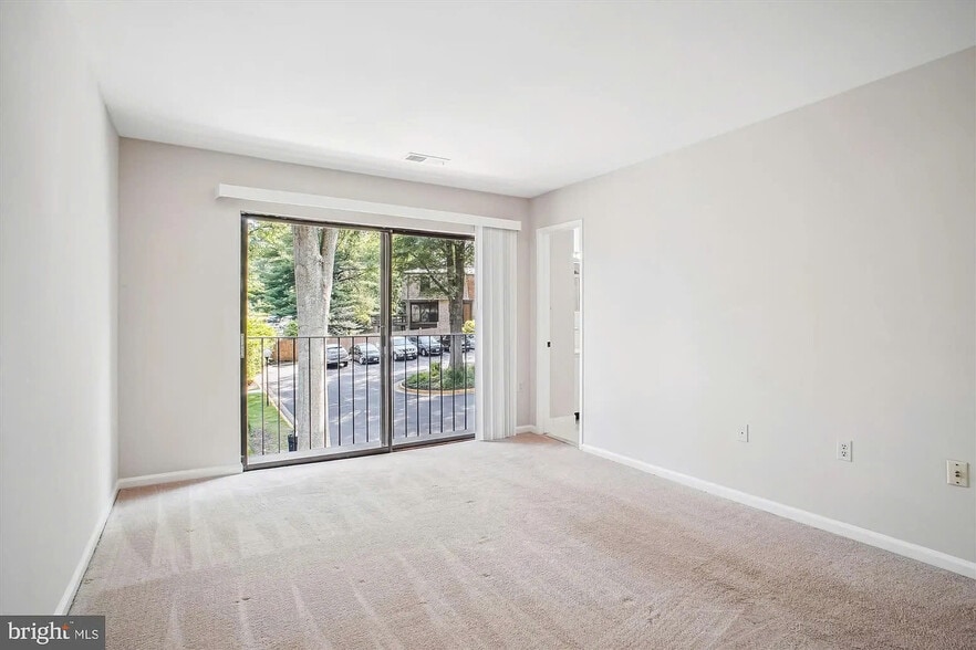 Building Photo - 4902 Sauquoit Ln