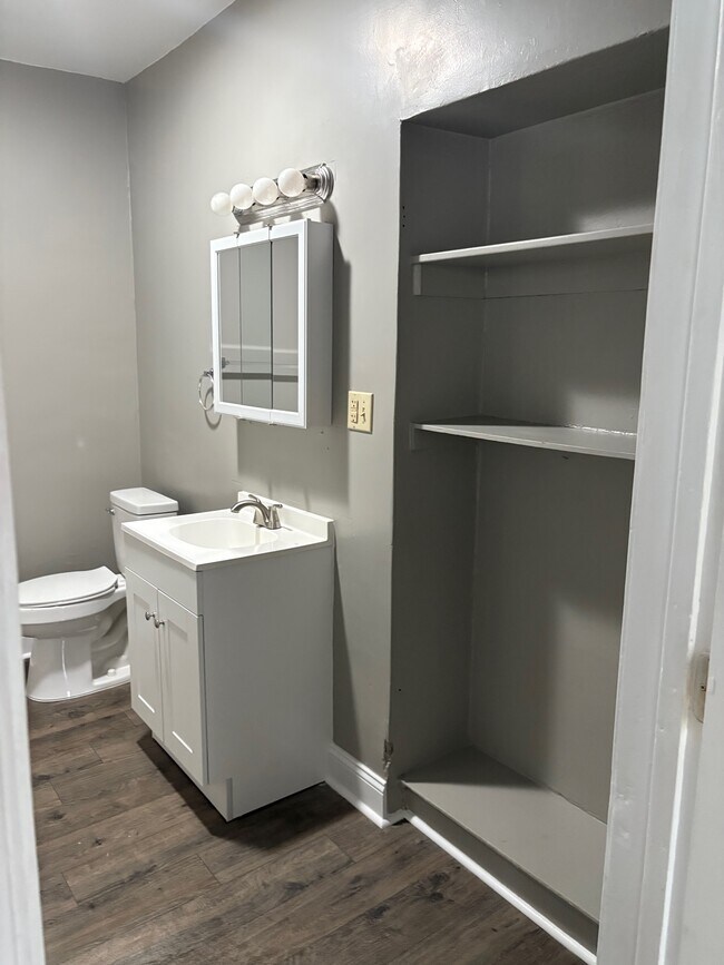 Building Photo - 652 Adams Ave