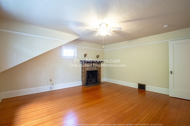 Building Photo - Cozy Three-Bedroom Duplex in Historic Irvi...