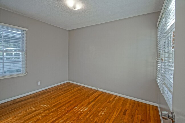 Building Photo - CHARMING, BRIGHT & AIRY HOLLYGLEN HOME W/ BEAUTIFULLY LANDSCAPED FRONT & REAR YARDS W/ PATIO BLOC...