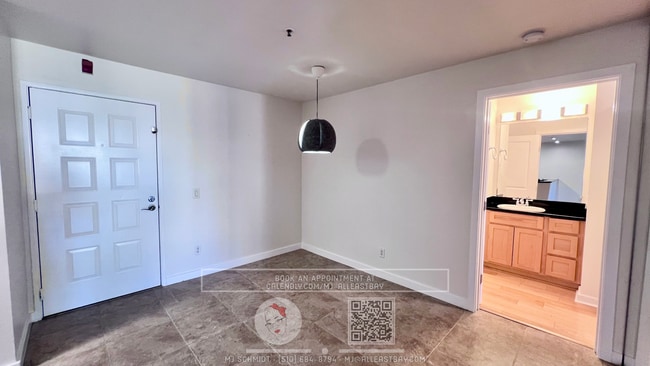 Building Photo - Remodled 1 bedroom 1 bath condo includes washer & dryer, water/garbage/parking!