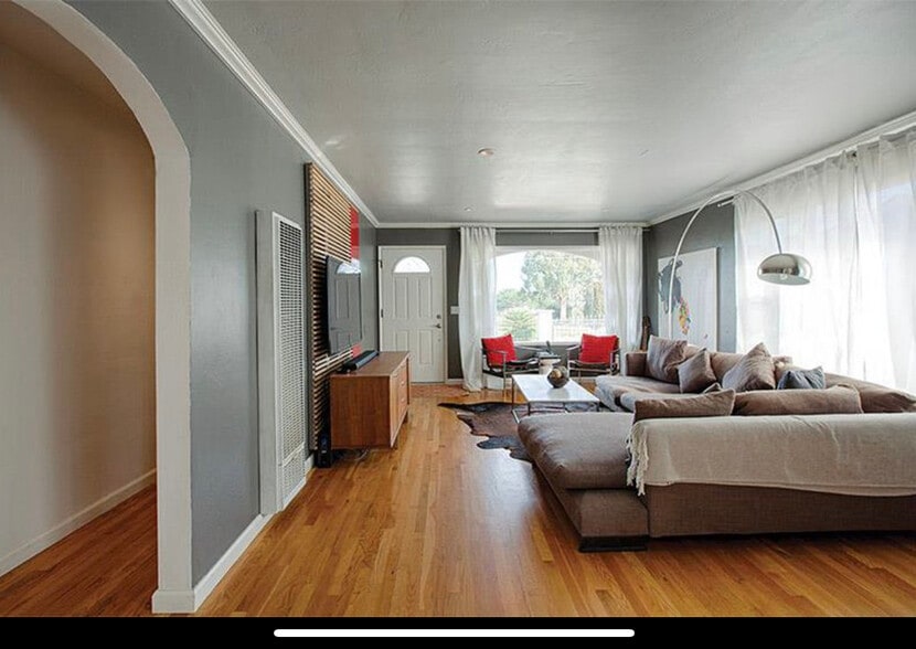 Living Room - 406 English Ave