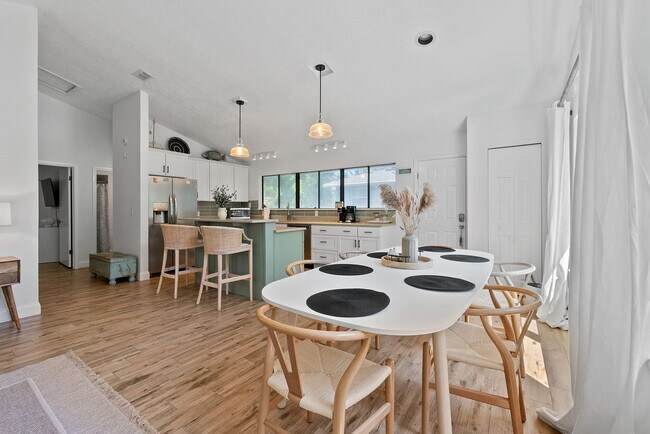 Building Photo - 152 Manresa Rd