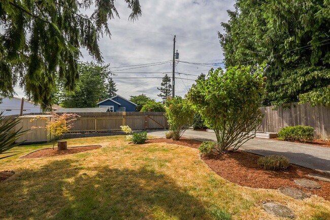 Building Photo - Light and Bright West Seattle Charmer in H...