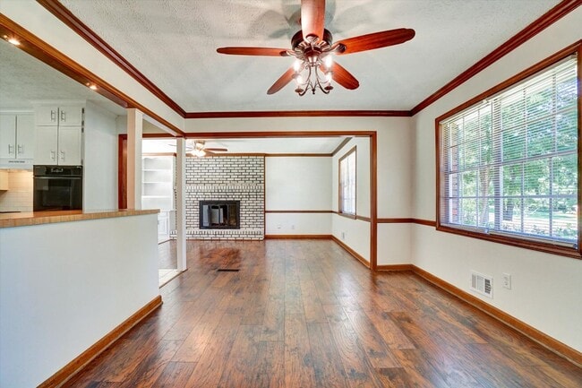 Building Photo - 606 Evergreen Dr