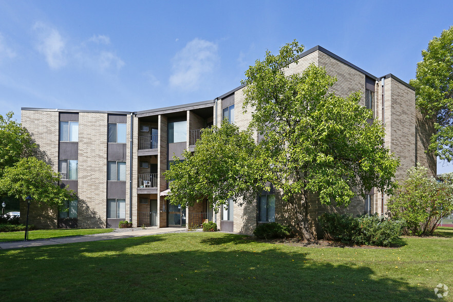 Community - Building - Oakwood Court Apartments