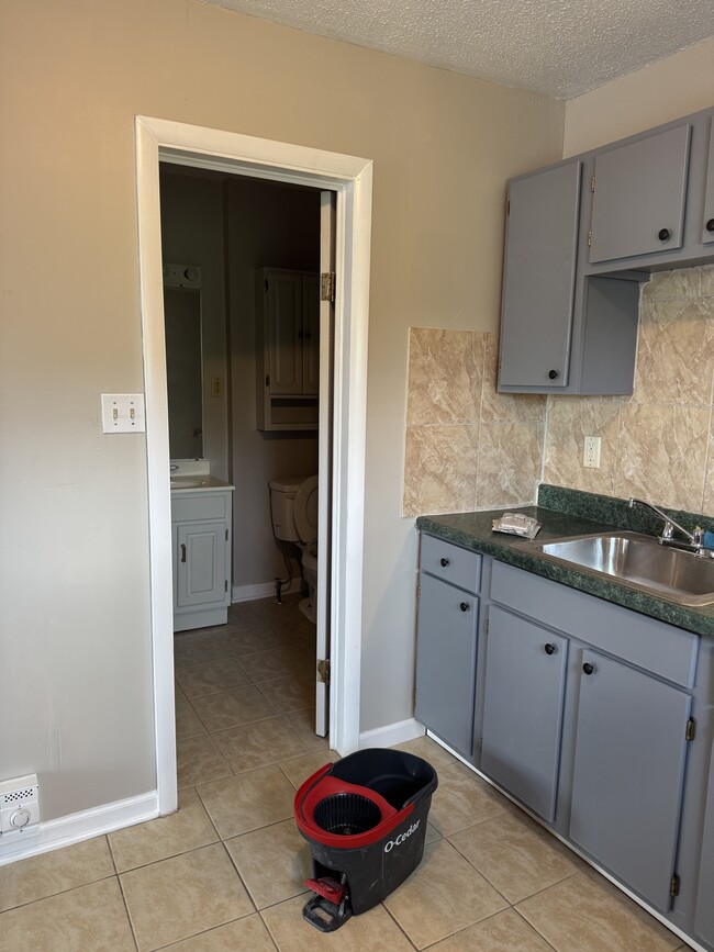 Building Photo - 102 S Main St