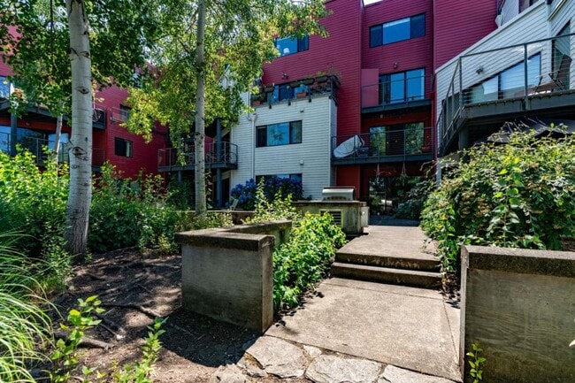 Building Photo - 820 NW Naito Pkwy