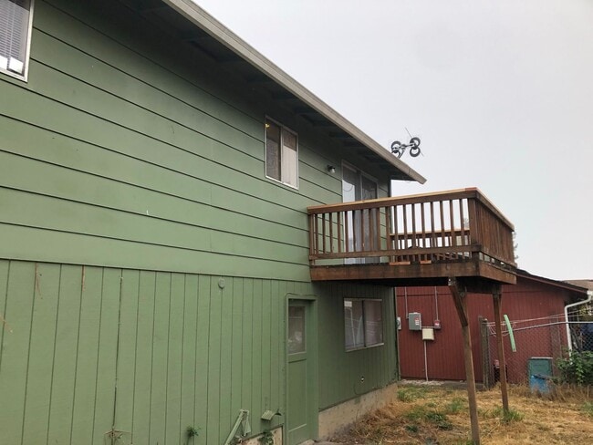 Building Photo - Large 3 Bed, 2 Bath Split Level Home in Newberg- Landscaping Included