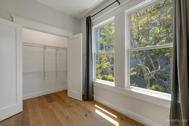 Building Photo - 439 Oak St