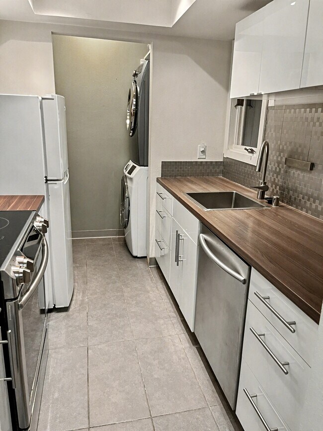 Building Photo - 7252 Foxridge Cir