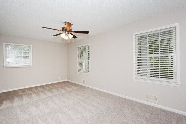 Building Photo - Spacious 4BR 2BA Home!