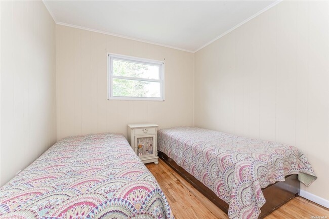 Building Photo - 747 Iris Pl