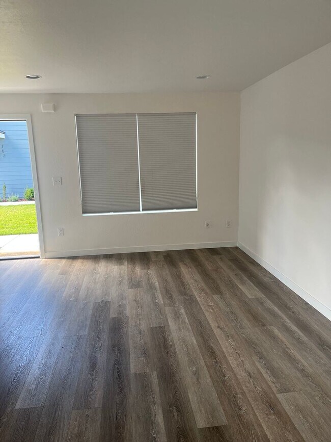 Building Photo - 2 Bedroom 1.5 Bath Townhouse