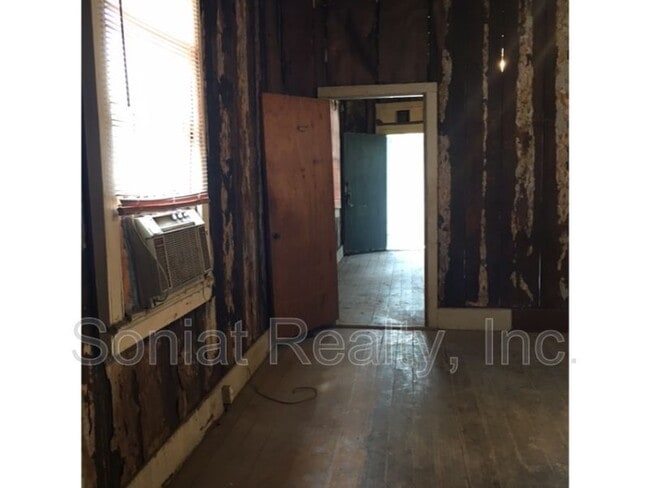 Building Photo - 1023 Clouet St