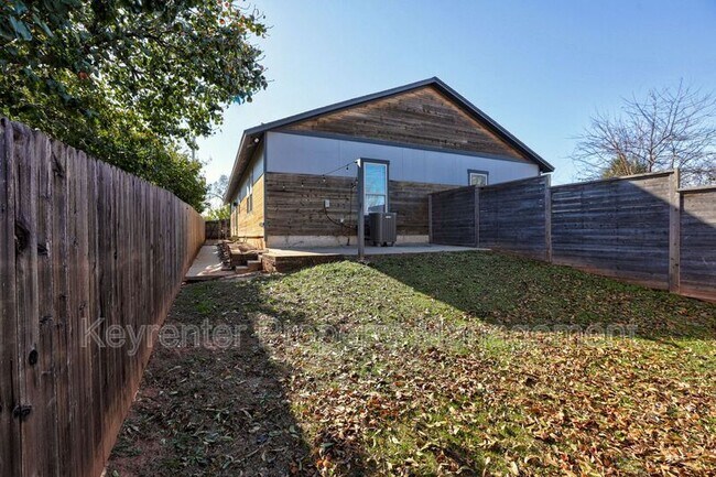 Building Photo - 727 NE 5th St