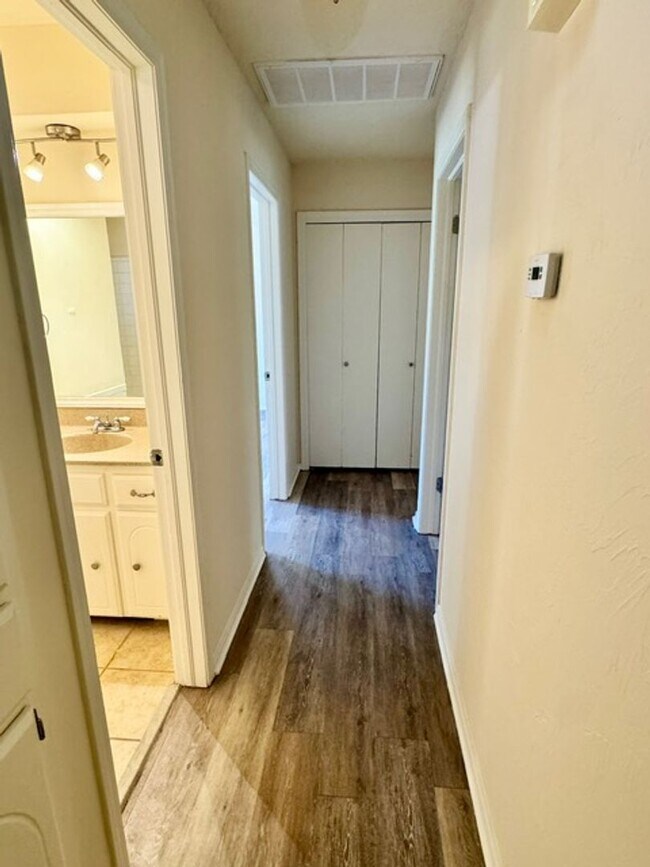 Building Photo - 3 bed 2 bath house now available for lease