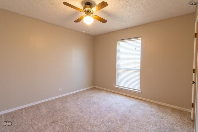 Building Photo - 505 W Coleman Ave