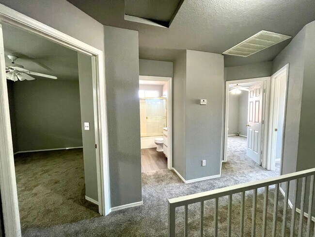 Building Photo - Nice 3 bedroom, 2.5 bathroom home in quiet neighborhood