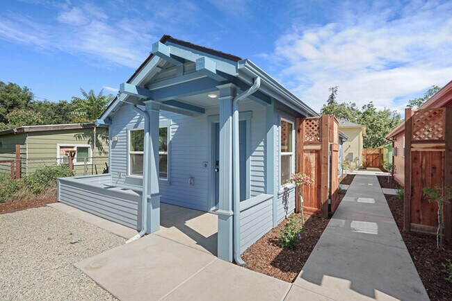 Building Photo - Beautiful 2 bedroom 1 bathroom New Build Close to UC Davis and McGeorge Law School