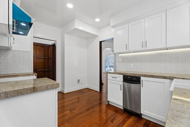 Building Photo - 76 Roycroft Ave