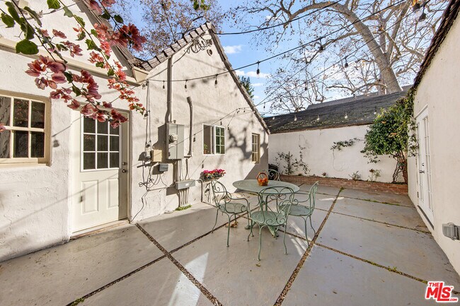 Building Photo - 2615 Canyon Dr