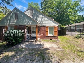 Building Photo - 2 Bed/1 Bath Duplex with Fenced Yard / Available Now!