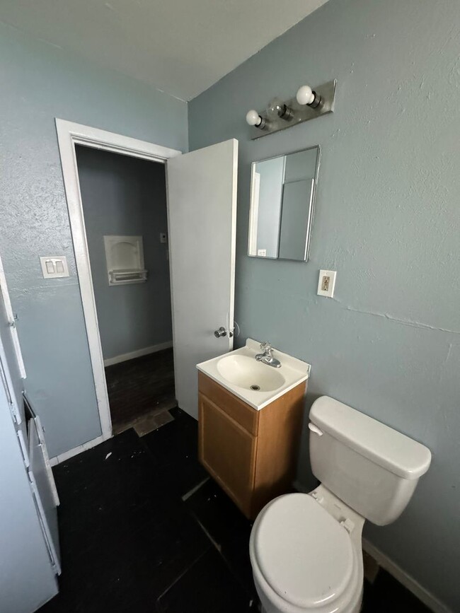 Building Photo - Remodeled 3 bedroom 2 bathroom house! - MO...