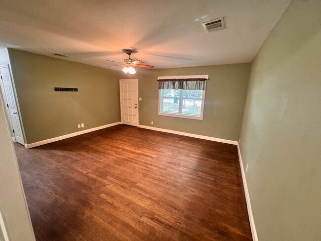 Building Photo - 112 Runnels St