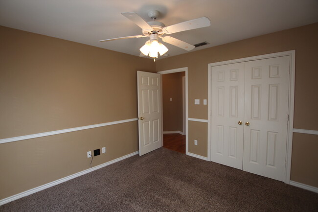 Building Photo - Coming Soon! 3 Bedroom in Flint!